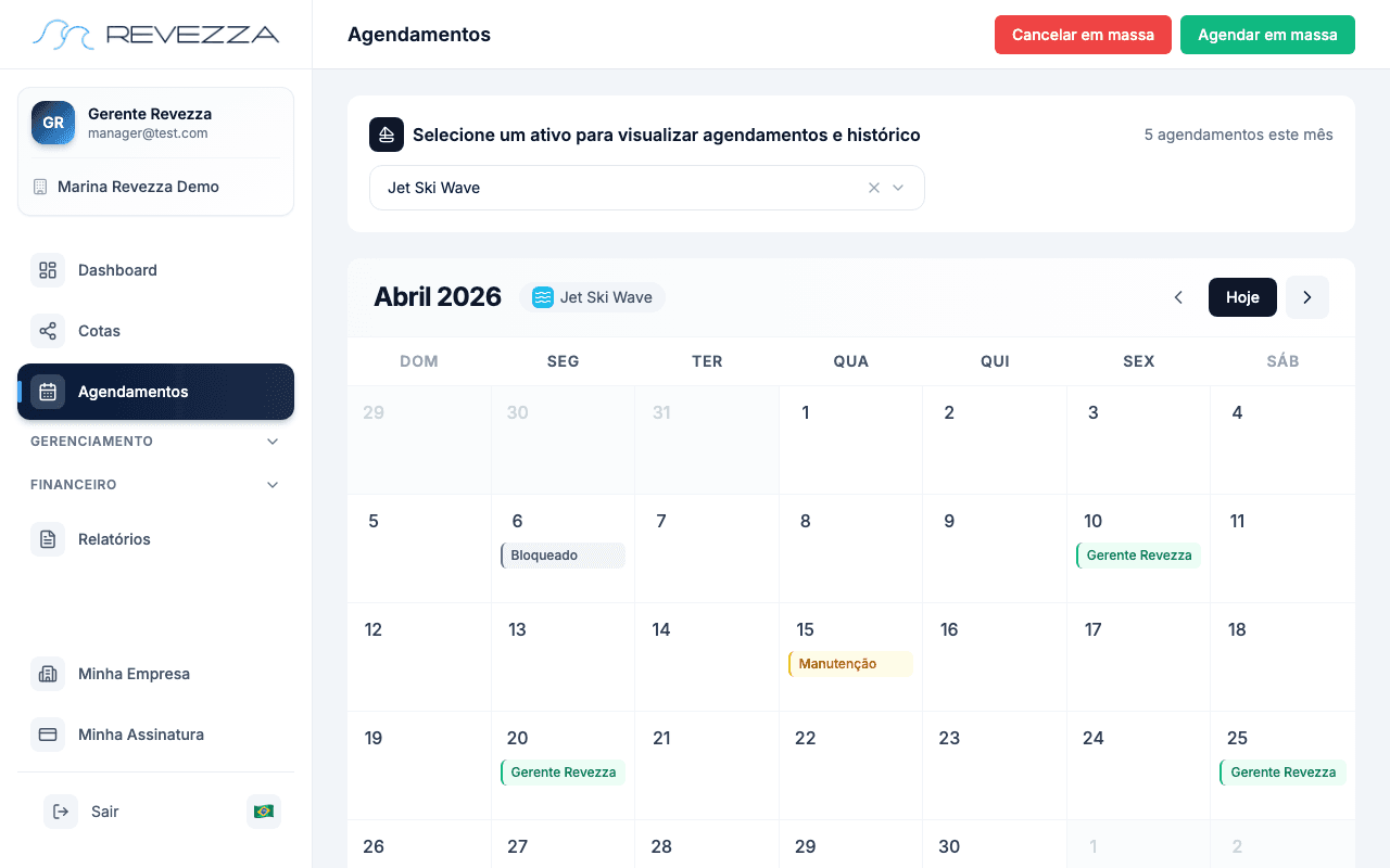 Calendário de reservas do jet ski com dias de manutenção e bloqueio no painel da Revezza